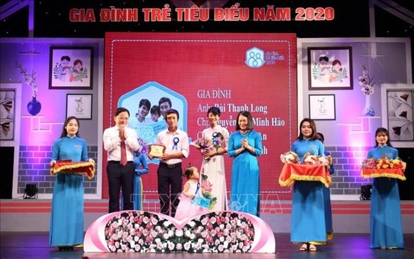 Bí thư Thường trực Trung ương Đoàn, Chủ tịch Trung ương Hội Liên hiệp Thanh niên Việt Nam Nguyễn Anh Tuấn tuyên dương các gia đình trẻ tiêu biểu. Ảnh: TTXVN