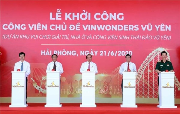 Thủ tướng Nguyễn Xuân Phúc và các đại biểu thực hiện nghi thức khởi công Công viên chủ đề VinWonders Vũ Yên. Ảnh: TTXVN