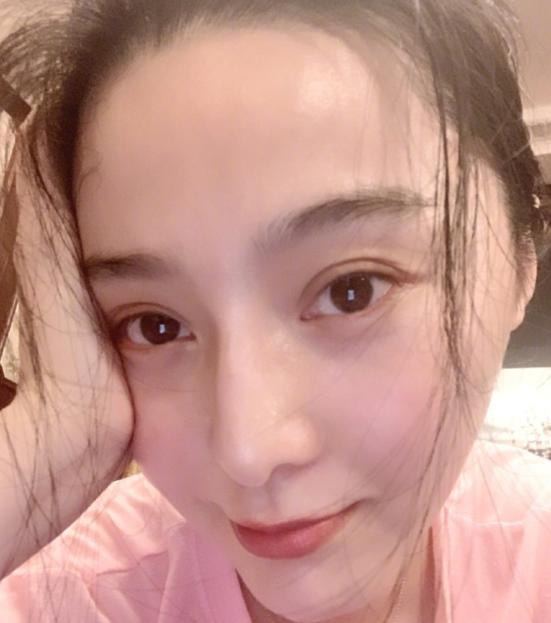 Hình ảnh này được chụp khi cô vừa hoàn thành bài tập của mình.