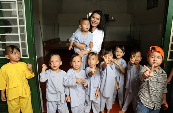 Bà Đặng Thị Kim Oanh, Tổng Giám đốc Kim Oanh Group đến thăm và tặng quà cho các cháu ở Mái ấm Mây Ngàn, tỉnh Tây Ninh.