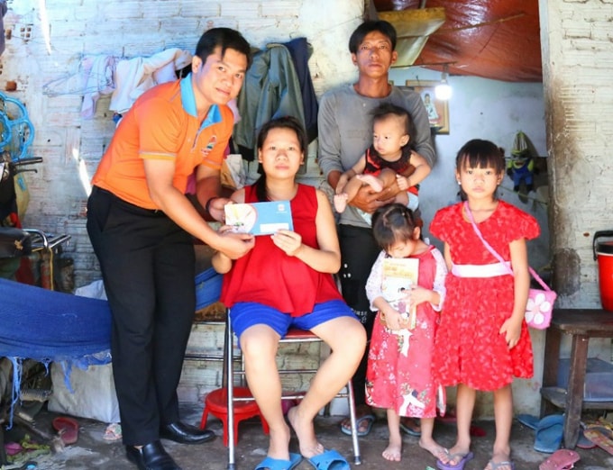 Chị Võ Thị Thu Hương ở phường Tương Bình Hiệp, TP. THủ Dầu Một, tỉnh Bình Dương nhận phần quà hỗ trợ gia đình từ Quỹ Từ thiện Kim Oanh.