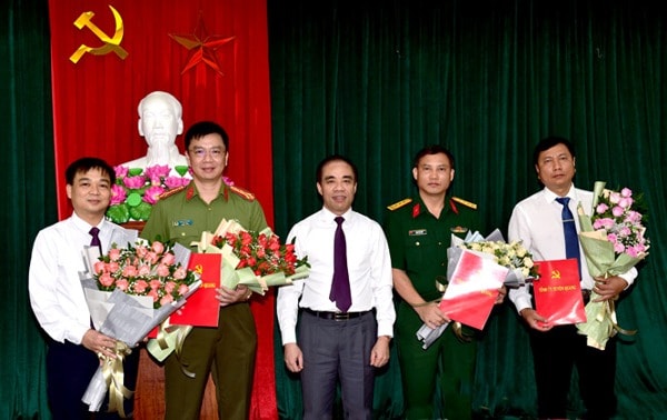 Bí thư Tỉnh ủy Tuyên Quang Chẩu Văn Lâm trao quyết định và chúc mừng các tân Ủy viên Ban Thường vụ Tỉnh ủy