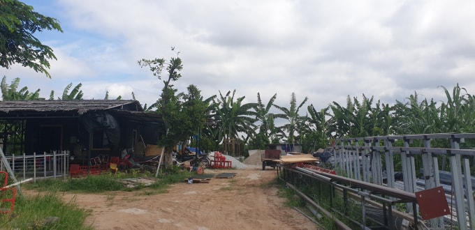 Ngày 19/6 công nhân vẫn tiến hành công việc lắp ráp, xây dựng trong khu vực vườn trải nghiệm Ong Vàng