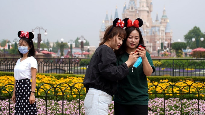 Công viên Disneyland ngày mở lại. Ảnh: Reuters.