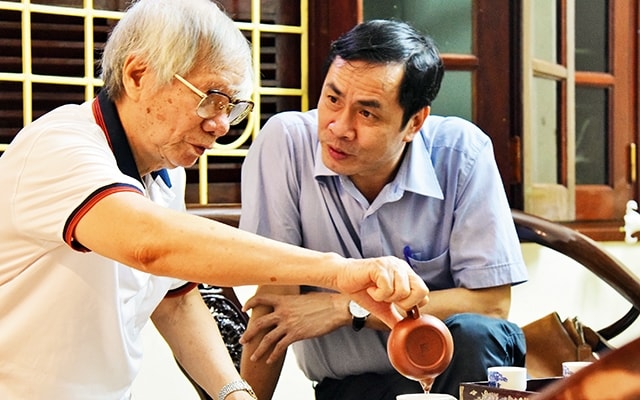Nhà văn Hoàng Quốc Hải (trái) trò chuyện với tác giả Hữu Việt