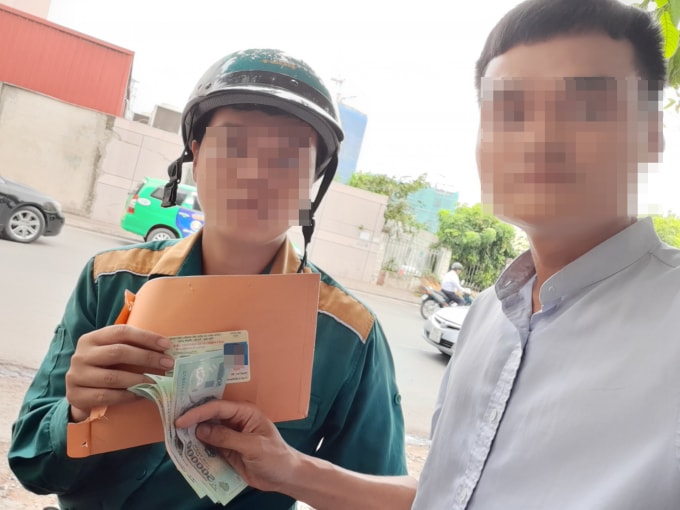 Phóng viên nhận GPLX giả sau khi “vào vai” người mua.