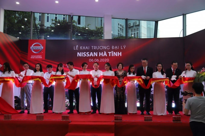 Lãnh đạo tỉnh Hà Tĩnh cùng đại diện Nissan Việt Nam, Nissan Hà Tĩnh cắt băng khai trương.