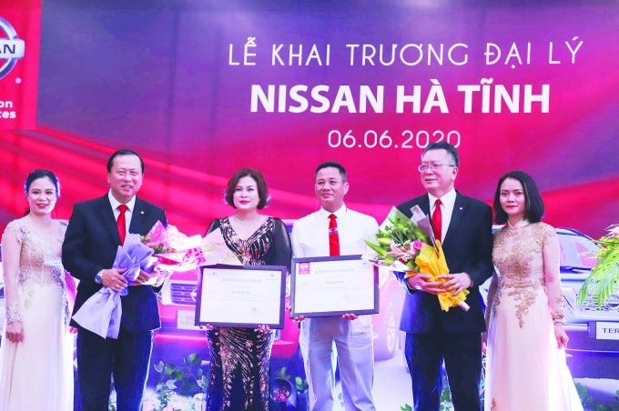 Đại diện Công ty Nissan Việt Nam trao chứng chận cho Đại lý Nissan Hà Tĩnh