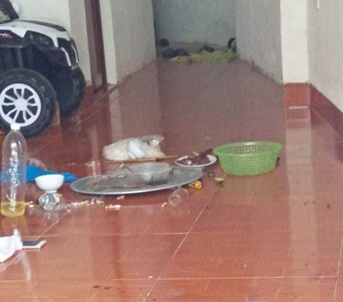 Cả ba rủ nha về uống rượu tại nhà của Vũ Văn Uý và xảy ra mẫu thuẫn.