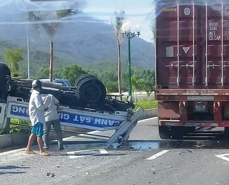 Ô tô của CSGT TP. Quy Nhơn (Bình Định) bị lật ngửa.