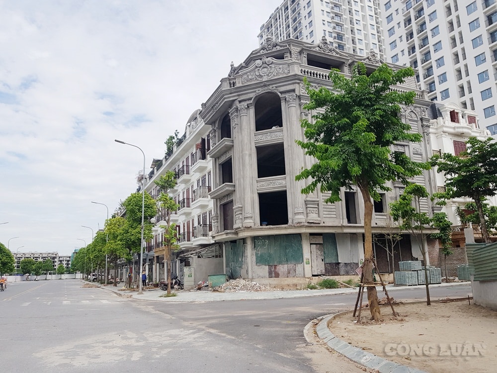 Khu biệt thự liền kề dự án HC Golden City 319 xuất hiện một số công trình tự ý thay đổi kiến trúc mặt đứng không đúng với quy hoạch. Ảnh: Ngọc Thành