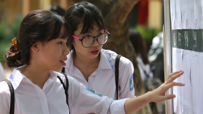 Thí sinh xem danh sách đăng ký dự tuyển lớp 10. Ảnh: TL.