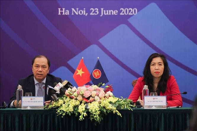 Thứ trưởng Bộ Ngoại giao Nguyễn Quốc Dũng (trái) chủ trì Họp báo về Hội nghị cấp cao ASEAN lần thứ 36. Ảnh: TTXVN