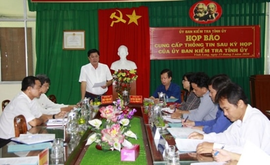 Ông Bùi Văn Nở, Chủ nhiệm UBKT Tỉnh ủy Vĩnh Long chủ trì họp báo về kết quả xử lý kỷ luật đảng viên. Ảnh: Báo Vĩnh Long