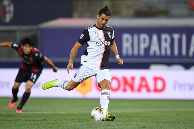 Ronaldo vượt qua huyền thoại Rui Costa, để trở thành cầu thủ Bồ Đào Nha ghi nhiều bàn thắng nhất tại Serie A. Ảnh: Reuters