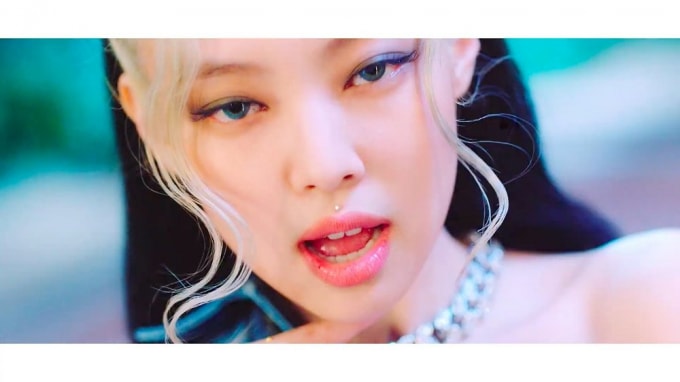 Jennie cũng bấm khuyên môi ở nhân trung, điều này khiến cho cô nàng trở nên cá tính hơn rất nhiều, đây có lẽ là hình ảnh King Kong mà Jennie nói đến.