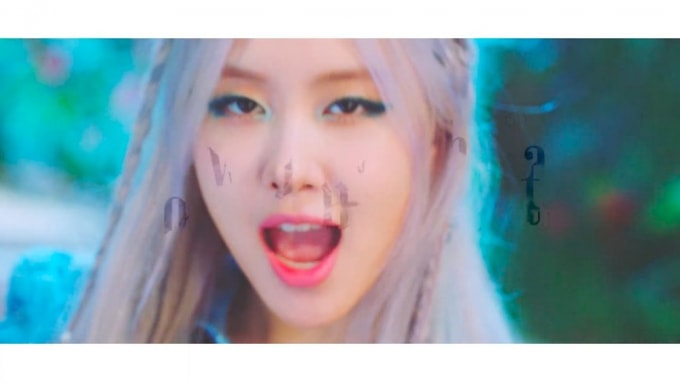 Rosé nổi bật qua make up mắt.