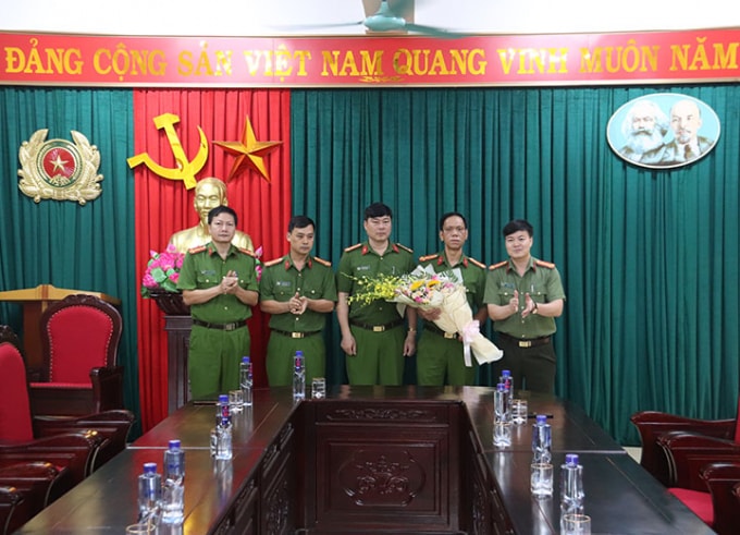 Đồng chí Đại tá Nguyễn Ngọc Vân, Ủy viên BTV tỉnh ủy, Giám đốc Công an tỉnh tặng hoa chúc mừng Ban Chuyên án. Ảnh Công an Sơn La