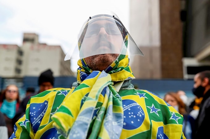 Bất chấp tình hình căng thẳng của Covid-19, người dân Brazil vẫn bỏ qua quy định giãn cách xã hội. (Ảnh: Reuters)