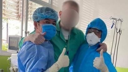 Không ngại lây nhiễm, các y bác sĩ hết lòng với công việc, góp phần cứu sống bệnh nhân người Anh.