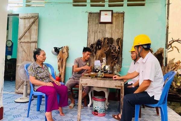 Đại diện Chi nhánh điện lực Vân Đồn xin lỗi người dân sau khi thông báo nộp gần 90 triệu đồng tiền điện. Ảnh: Báo Quảng Ninh