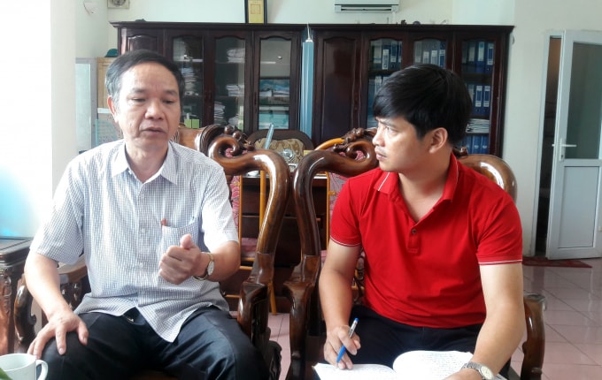 Ông Hồ Đình Tùng (bên trái), Phó Chủ tịch UBND huyện Tĩnh Gia đang thuật lại hành vi nhóm đối tượng đưa tiền và thông tin về lá thư nhóm đối tượng gửi đòi 5 tỷ đồng