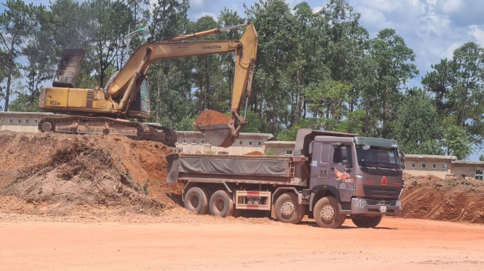 Dư luận đặt câu hỏi nếu báo chí không phản ánh thì Công ty TNHH xây dựng Đức Thắng vẫn ngang nhiên vơ vét khoáng sản đến bao giờ? Ảnh chụp trưa ngày 9/6/2020