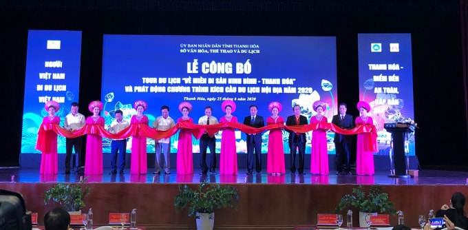 Các đại biểu cắt băng Công bố tour du lịch