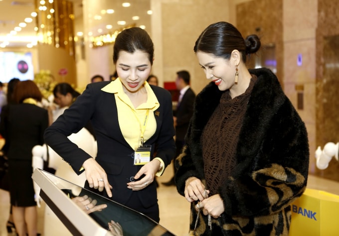 Khách hàng trải nghiệm “Không gian giao dịch số” tại Nam A Bank.