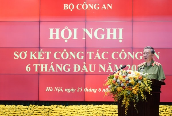 Đại tướng Tô Lâm, Ủy viên Bộ Chính trị, Bộ trưởng Bộ Công an phát biểu tại hội nghị. Ảnh: VGP