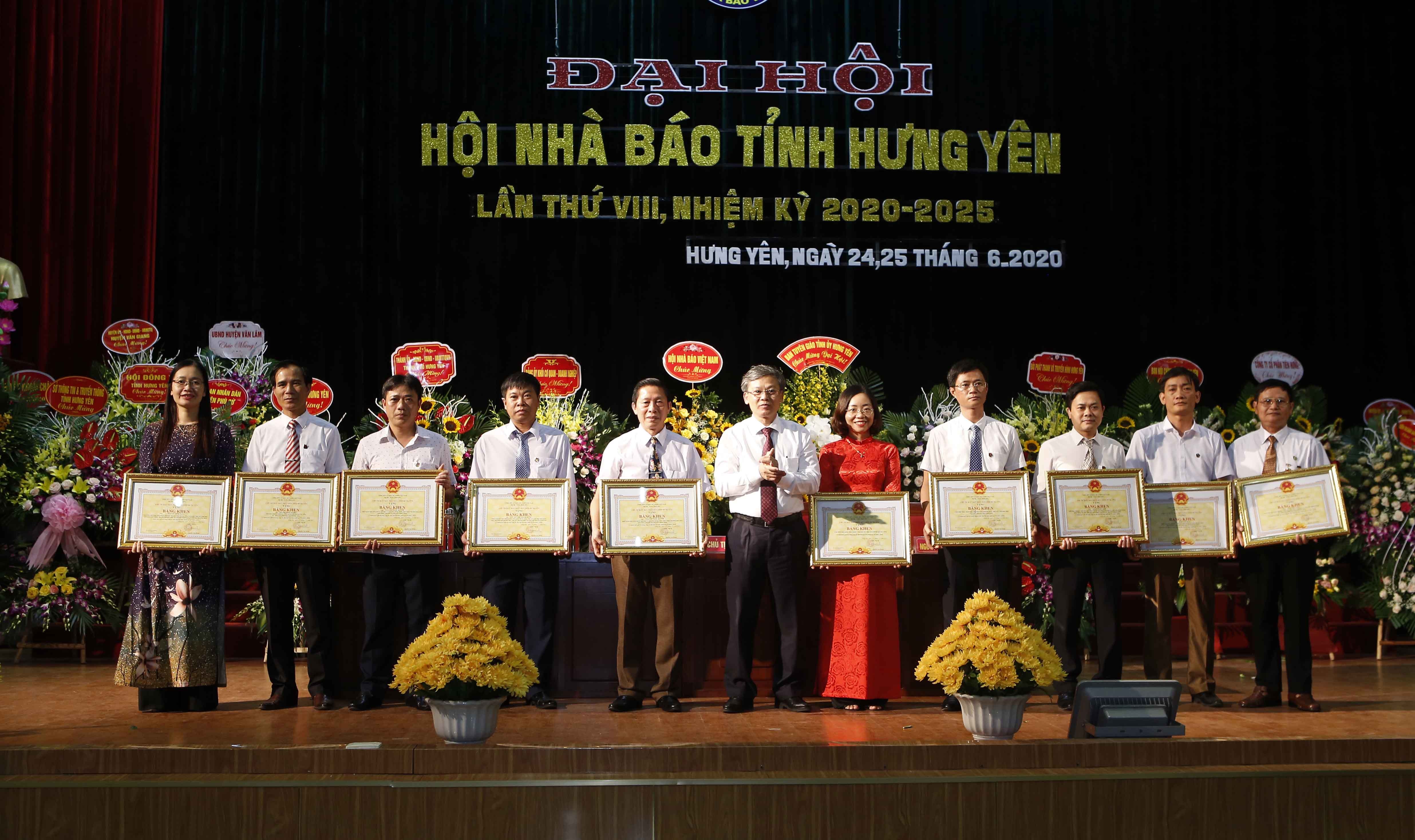 Đại hội khen thưởng cho 3 tập thể và 8 cá nhân có thành tích xuất sắc trong công tác hội Hội Nhà báo tỉnh nhiệm kỳ VII.