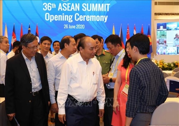 Thủ tướng Nguyễn Xuân Phúc kiểm tra công tác tổ chức Hội nghị Cấp cao ASEAN lần thứ 36 và các hội nghị liên quan tại Trung tâm Hội nghị quốc tế, chiều 25/6. Ảnh: TTXVN