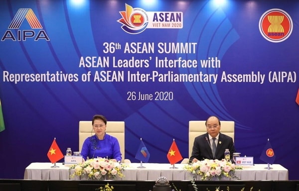 Thủ tướng Nguyễn Xuân Phúc, Chủ tịch ASEAN 2020 và Chủ tịch Quốc hội Nguyễn Thị Kim Ngân, Chủ tịch AIPA 41 chủ trì Đối thoại giữa các Nhà lãnh đạo ASEAN và AIPA. Ảnh: TTXVN