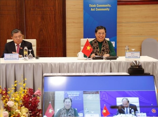 Phó Chủ tịch Thường trực Quốc hội Tòng Thị Phóng, Trưởng đoàn đại biểu Việt Nam tại AIPA phát biểu tại phiên đối thoại giữa Lãnh đạo ASEAN với AIPA. Ảnh: TTXVN
