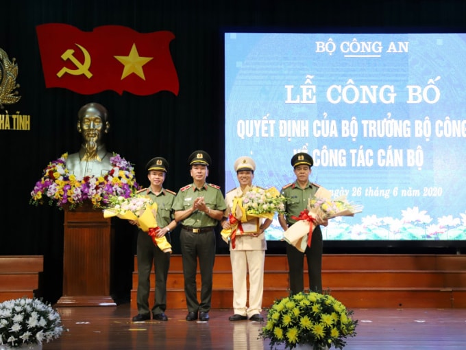 Thiếu tướng Trần Quốc Tỏ, Thứ trưởng Bộ Công an trao quyết định Giám đốc Công an Hà Tĩnh cho Đại tá Lê Khắc Thuyết và tặng hoa chúc mừng Đại tá Võ Trọng Hải