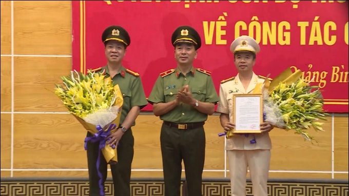 Thiếu tướng Trần Quốc Tỏ, Thứ trưởng Bộ Công an tặng hoa chúc mừng Đại tá Trần Hải Quân và Đại tá Nguyễn Tiến Nam nhận nhiệm vụ mới.