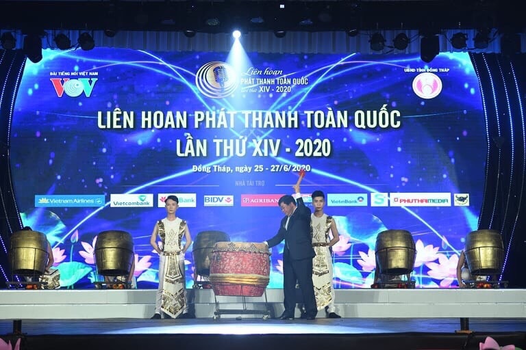 Ông Nguyễn Thế Kỷ - Ủy viên Trung ương Đảng, TGĐ Đài TNVN, Trưởng Ban chỉ đạo Liên hoan phát thanh toàn quốc lên nổi trống khai mạc Liên hoan phát thanh toàn quốc lần thứ XIV- 2020. Ảnh Vũ Toàn