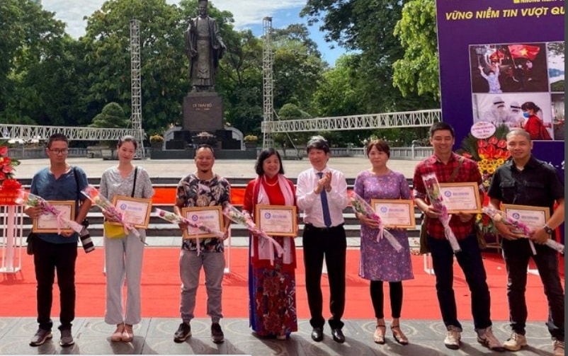 Ban tổ chức trao Bằng chứng nhận cho các tác giả có ảnh chất lượng trưng bày. Ảnh: An Nhi