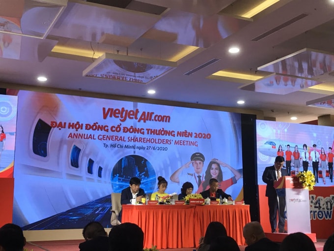 Bà chủ Vietjet (áo vàng) trong đại hội đồng cổ đông Vietjet 2020.