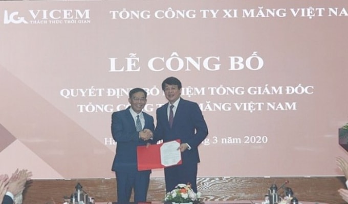 Ông Bùi Hồng Minh - Chủ tịch Hội đồng thành viên VICEM trao Quyết định bổ nhiệm Tổng Giám đốc VICEM cho ông Lê Nam Khánh