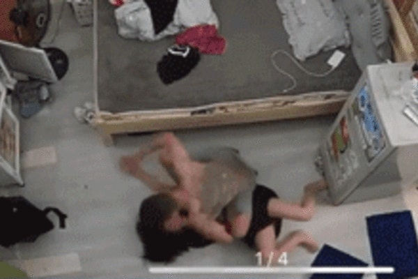 Vũ Viết Trường hành hung dã man nạn nhân. Ảnh cắt từ clip