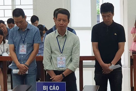 Thạch Tuấn Anh và các bị cáo tại phiên tòa.