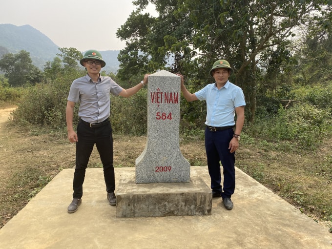 Phóng viên Đình Thành (bìa phải) cùng đồng nghiệp.