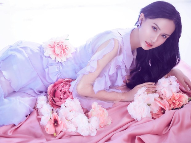 Diện sắc tím nổi bật, Lynk Lee được khen ngợi hết lời khi khoe vòng một hút mắt, quá sexy.