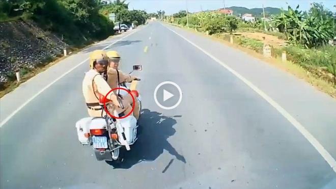 CSGT chĩa súng về phía tài xế xe tải bỏ chạy. Ảnh cắt từ clip.