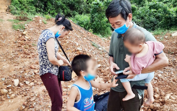Gia đình nhập cảnh trái phép được đưa đi cách ly tập trung. Ảnh: TL.