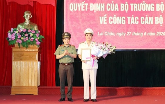 Thứ trưởng Lương Tam Quang trao quyết định bổ nhiệm Đại tá Nguyễn Viết Giang giữ chức vụ Giám đốc Công an tỉnh Lai Châu