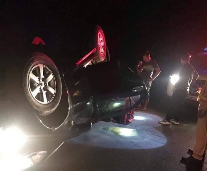Xe ô tô của đối tượng Nguyên bị lật ngửa khi bỏ chạy