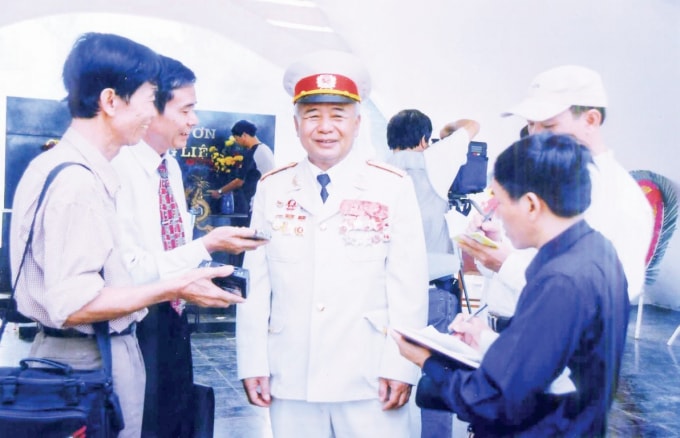 Nhà báo Phan Thế Cải (người mặc áo xanh hàng đầu bên phải) đang phỏng vấn cựu Đại tá Hoàng Xuân Vinh - người bắt sống tướng Đờ Cát tại đồi A1 - Điện Biên Phủ.