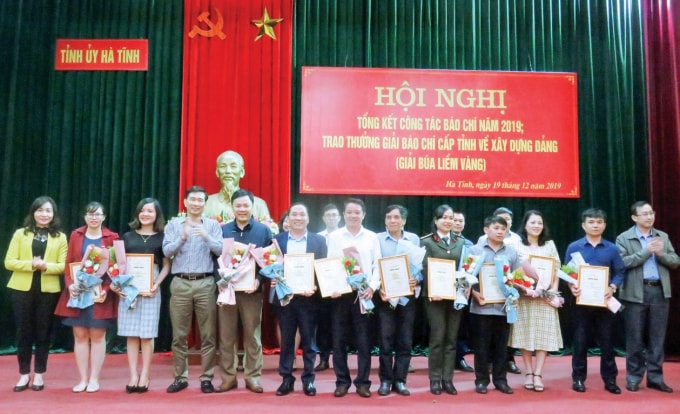 Nhà báo Phan Thế Cải (đứng thứ 6, bên phải sang) nhận Giải báo chí Búa liềm vàng của tỉnh Hà Tĩnh.